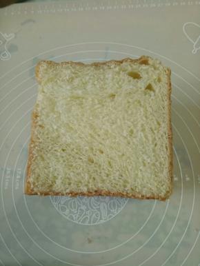 用锯齿刀把面包从中间切开