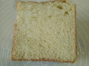 用锯齿刀把面包从中间切开
