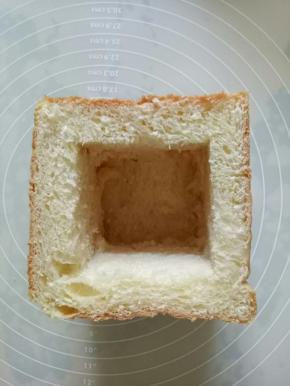 用刀把中间部分挖出成正方形,中间部分保持完整