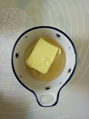 准备黄油20克，蜂蜜20克