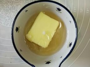 准备黄油20克，蜂蜜20克