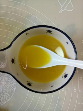 放入微波炉中打半分钟左右，使黄油融化，与蜂蜜搅拌均匀