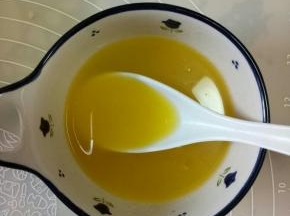 放入微波炉中打半分钟左右，使黄油融化，与蜂蜜搅拌均匀