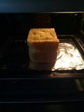 放入预热好的烤箱，上下火180度，12-15分钟左右