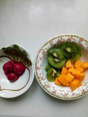 火龙果用圆形挖出球，芒果去皮切丁，猕猴桃去皮切片备用