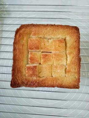 取出烤好的吐司