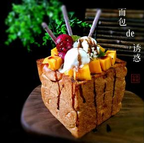 按照自己的喜好，摆上水果，装饰条，最后挖出圆形的巧克力球摆上，浇上巧克力酱即可