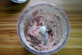 五花肉去皮不要切小块，与大葱姜片一起放入料理机中打成肉泥