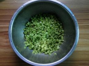豆角洗净切碎