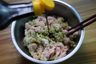 豆角和肉泥混一起，加入肉馅调味汁