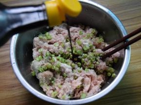 豆角和肉泥混一起，加入肉馅调味汁