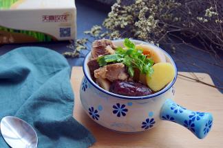 装碗，撒上香菜点缀