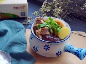 装碗，撒上香菜点缀