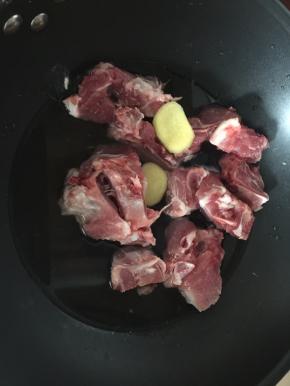 锅里煮开水后放入猪尾骨和两片姜片焯去血水