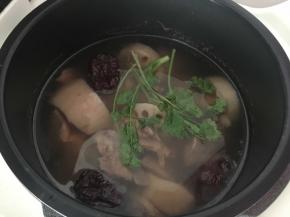 煮好后放入香菜和盐调味即可