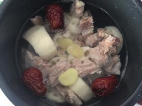 然后把所有材料放入锅中，加入清水