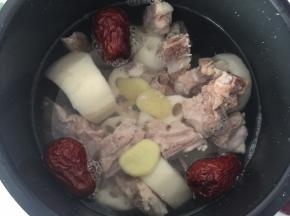然后把所有材料放入锅中，加入清水