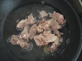 然后将血水倒去，用清水洗去血沫