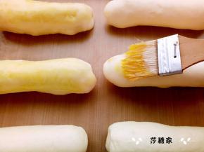 发至两倍大后表面轻轻刷上蛋液。