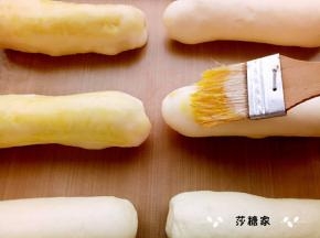 发至两倍大后表面轻轻刷上蛋液。