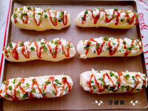 刷完蛋液撒上马苏里拉，芝士丝，香葱。挤上沙拉酱和番茄酱。