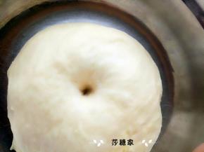 一发,发到两倍大.手指粘面粉在面团中间扎个眼.不回缩不塌陷就好了.大概50分钟左右.