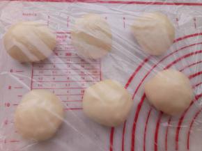 排气,这个方子可以做9个,分成9份,每份50克左右，盖保鲜膜醒20分钟.