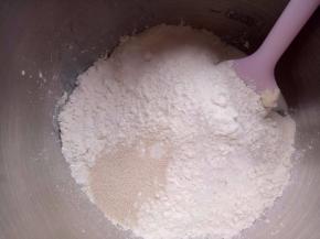 然后把波兰种放到厨师机里,再把主面团(除黄油)全部材料一起放厨师机里揉