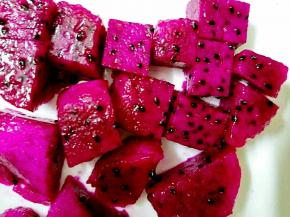 火龙果洗净去皮切小块。