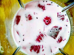 火龙果，牛奶和白糖放入料理机。