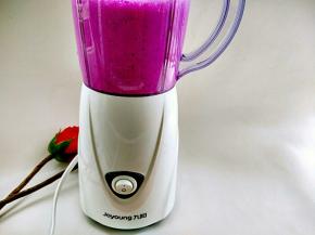 启动料理机搅拌成果汁。