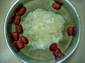 银耳和红枣浸泡清水2小时。