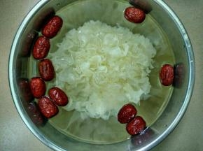 银耳和红枣浸泡清水2小时。