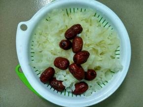 银耳去蒂，撕成小朵，与红枣洗净沥干。