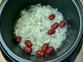 将银耳和红枣放入电压力锅，加入适量清水。