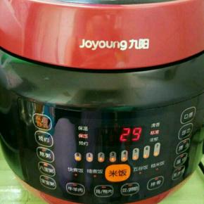 盖上盖，通上电源。按八宝粥键，直至电压力锅提示音响起。手动排气，安全眼落下方可开盖。