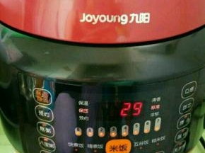盖上盖，通上电源。按八宝粥键，直至电压力锅提示音响起。手动排气，安全眼落下方可开盖。