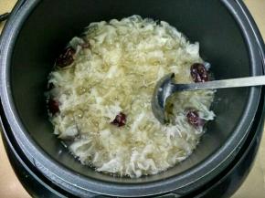 开盖放入冰糖，续煮5分钟，至冰糖融化。