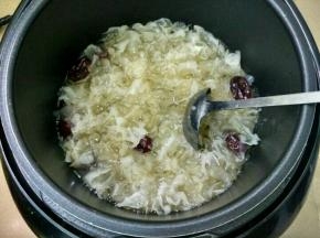开盖放入冰糖，续煮5分钟，至冰糖融化。