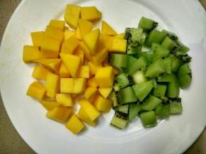 芒果和奇异果去皮切小块。