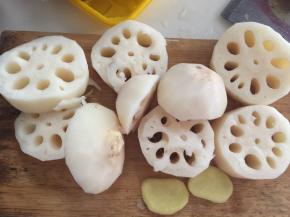 莲藕去皮洗净后切成大块