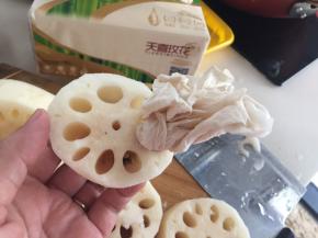 有的话一般是很难冲洗干净的，可以用纸巾卷进去擦干净