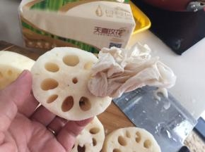 有的话一般是很难冲洗干净的，可以用纸巾卷进去擦干净