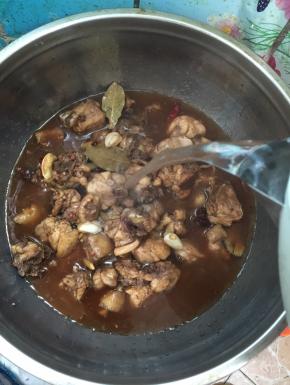 倒入适量的开水！中小火慢慢的炖煮！（水不要放的太多，把鸡肉完全淹没住就可以了！）