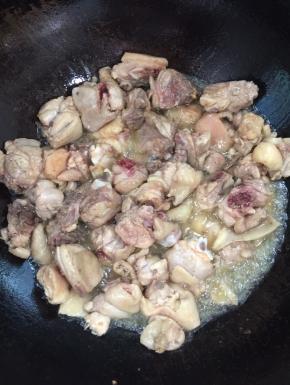 锅烧热倒入适量的油，放入鸡块翻炒至鸡块儿变色！
