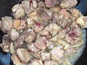 锅烧热倒入适量的油，放入鸡块翻炒至鸡块儿变色！