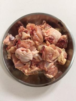 把鸡大腿斩成小块儿！（鸡块的大小根据自己的喜欢随意调整，不过鸡块小一点儿，更容易煮熟！）