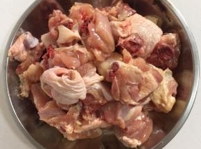 把鸡大腿斩成小块儿！（鸡块的大小根据自己的喜欢随意调整，不过鸡块小一点儿，更容易煮熟！）