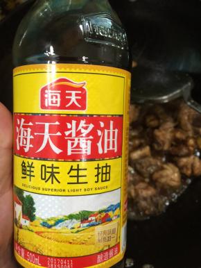 倒入2勺生抽翻炒均匀！