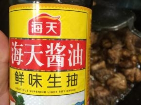 倒入2勺生抽翻炒均匀！